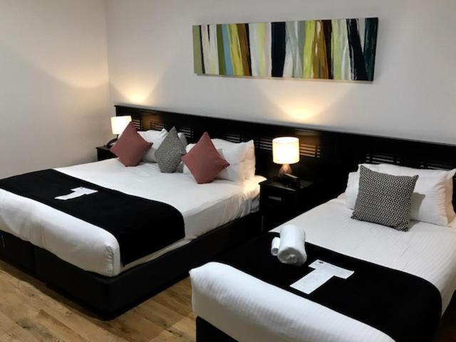 อเล็กซานดรา ฮิลล์ โฮเต็ล สวีท แอนด์ คอนเฟอเรนซ์ เซ็นเตอร์ Motel คลีฟแลนด์ ภายนอก รูปภาพ